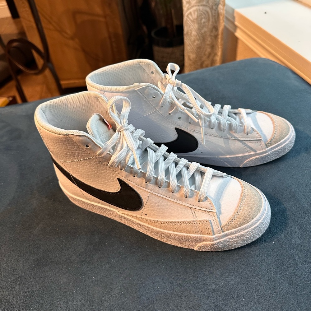 Nike Blazer Mid 77 Size 6.5Y/8W